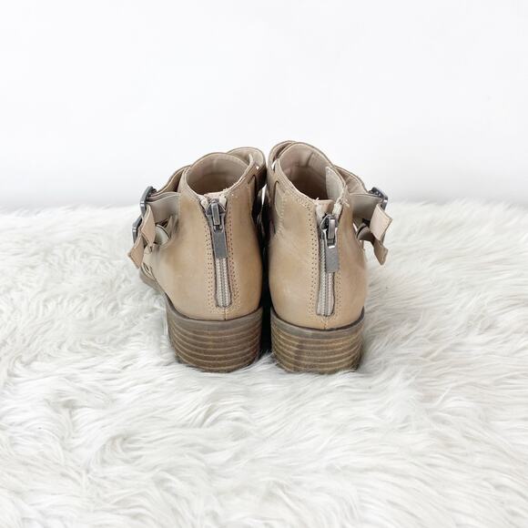 Clarks Narrative 8.5 M Wokmens Beige Leather Buckle Strap Ankle Booties - Picture 3 of 10